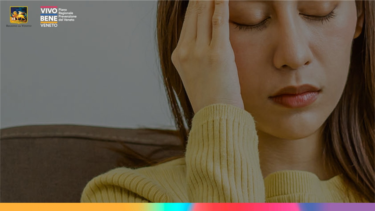 Immagine di una donna con sintomi influenzali che porta la mano alla tempia, con logo di Vivo Bene Veneto
