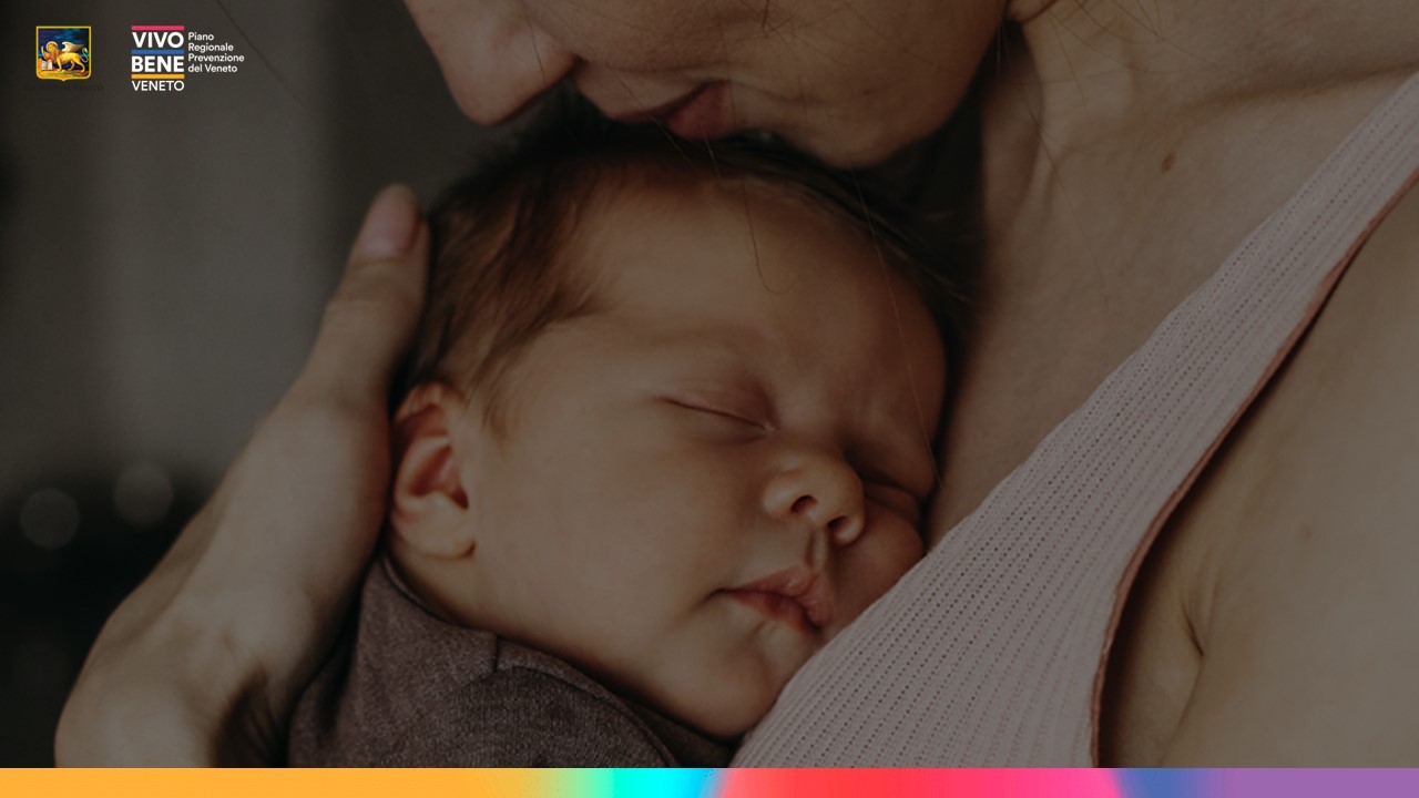 Immagine di una madre che tiene in braccio il figlio neonato, con logo di Vivo Bene Veneto