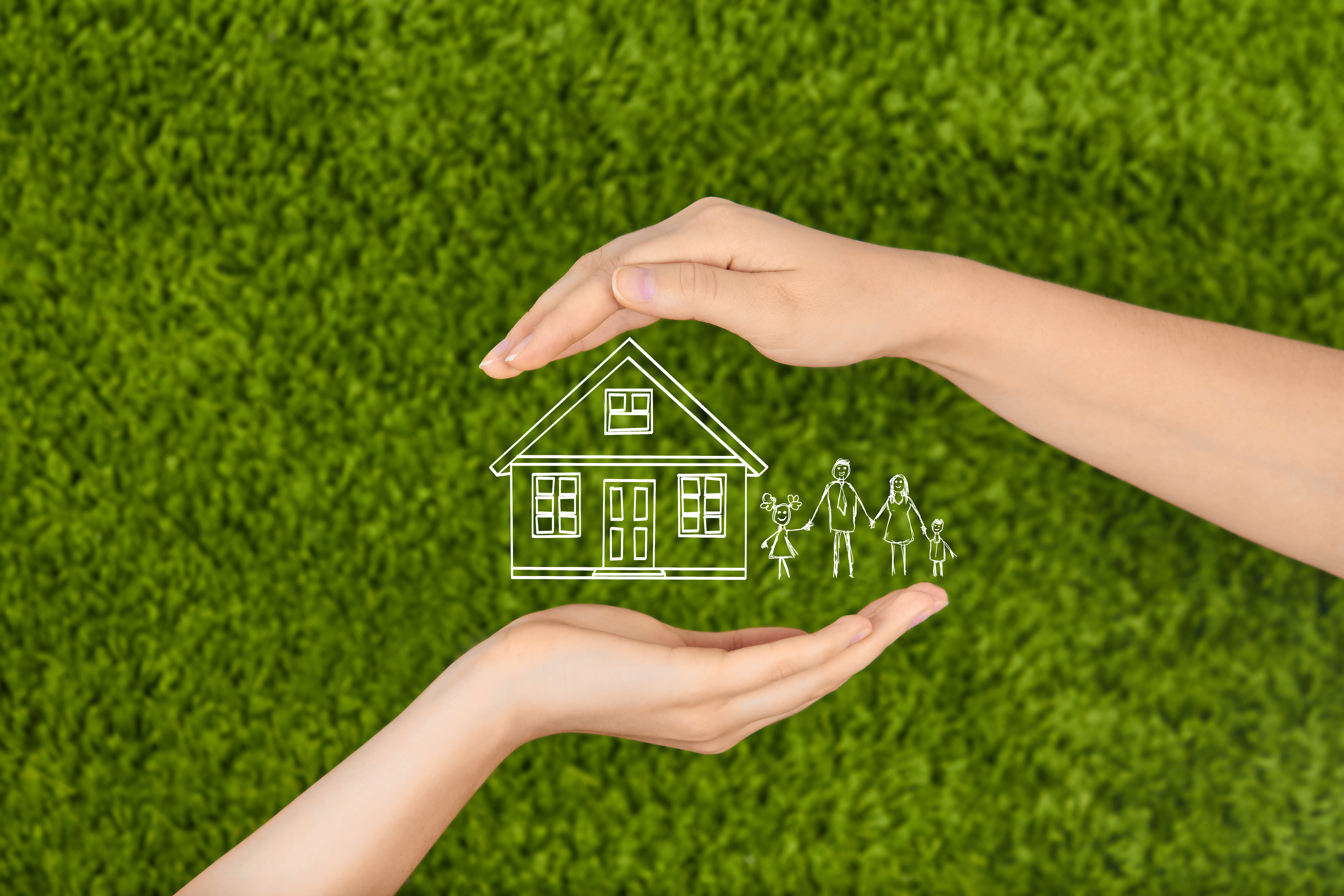 Immagine di due mani che racchiudono il disegno di una casa e di una famiglia