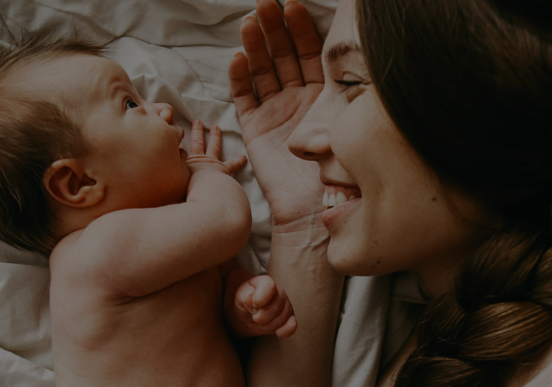 Immagine della campagna vaccinale Vivo Bene Veneto, che ritrae una mamma con il figlio neonato